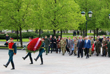 Фото к В Москве состоялась церемония возложения цветов к Могиле Неизвестного Солдата