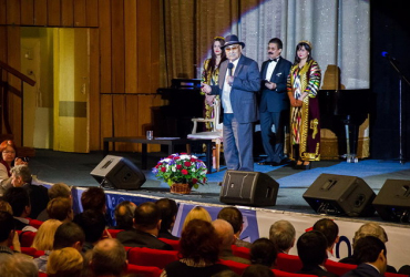 Фото к новости В Москве поздравили с юбилеем узбекского режиссера Шухрата Аббасова